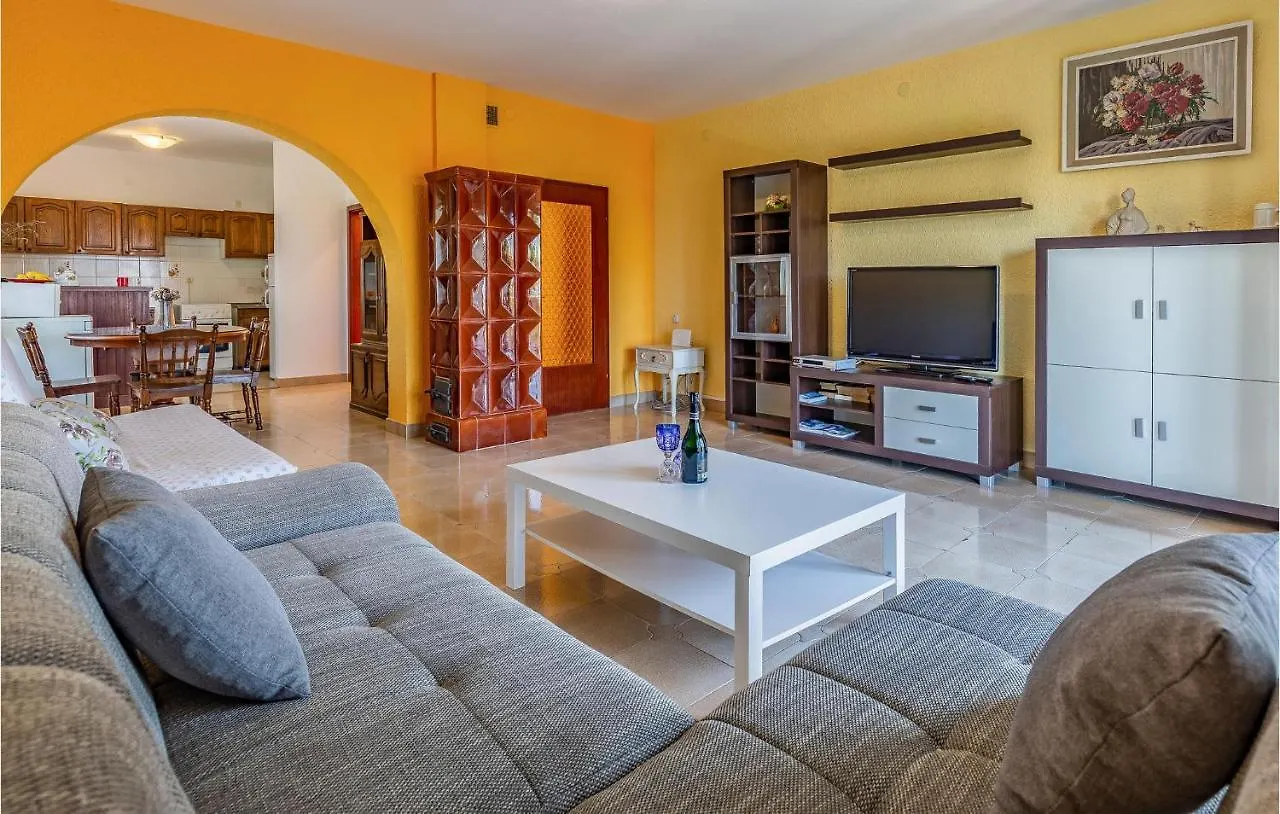Gorgeous Apartment In Medulin With Kitchen