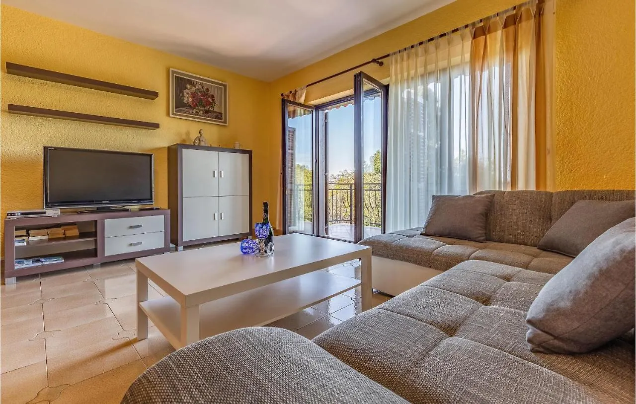 Gorgeous Apartment In Medulin With Kitchen