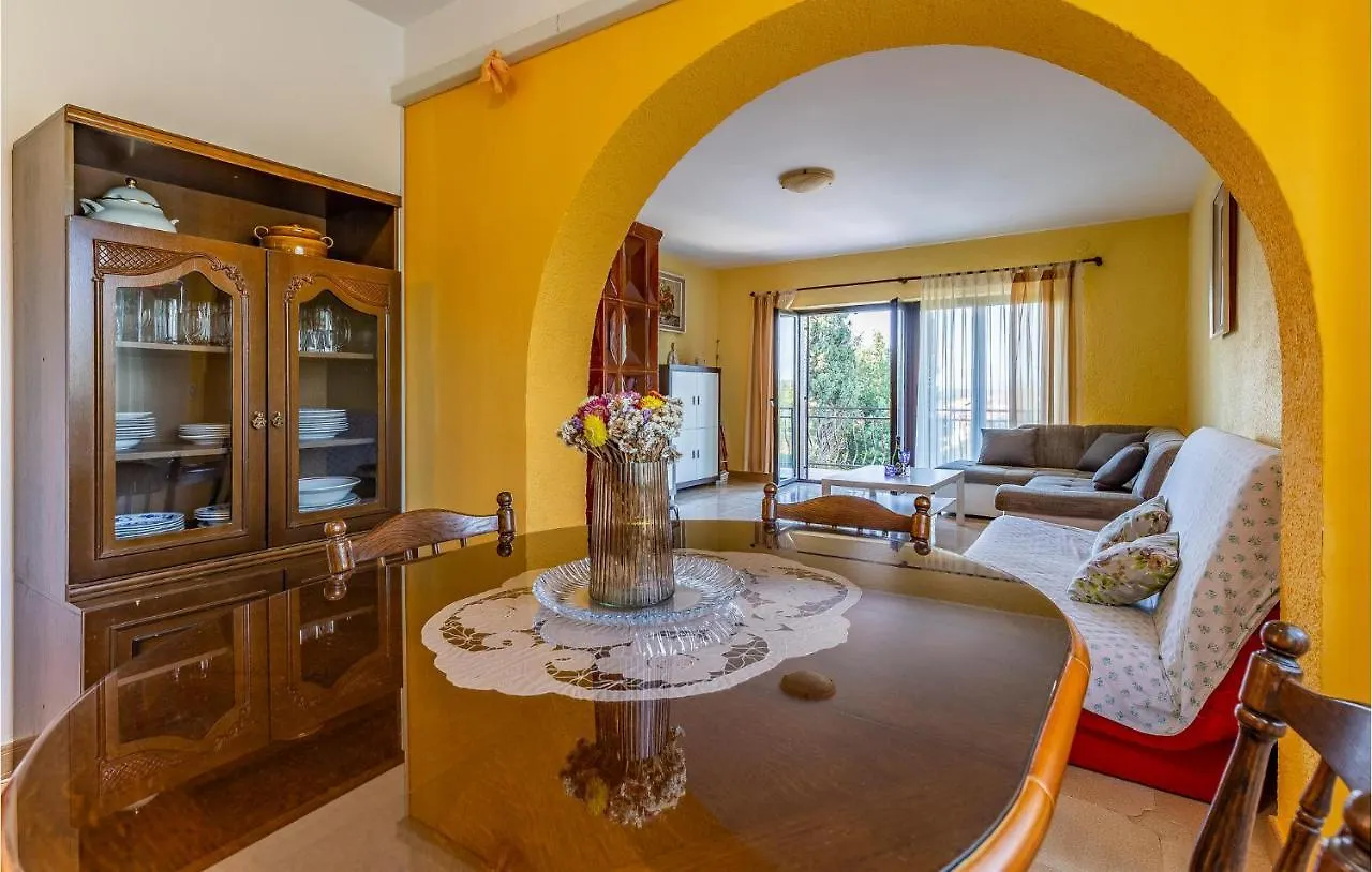 Gorgeous Apartment In Medulin With Kitchen 0*,