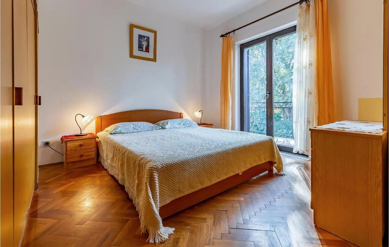 Gorgeous Apartment In Medulin With Kitchen