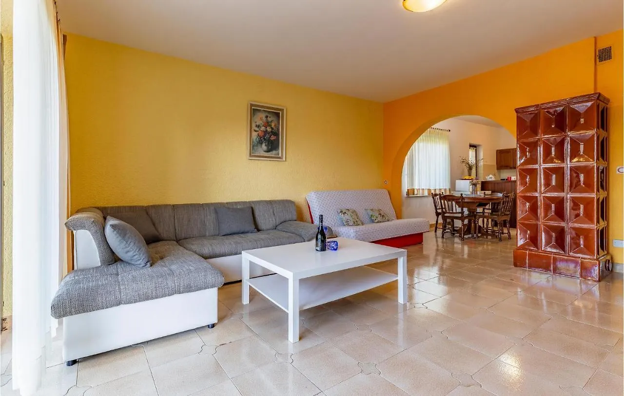 Gorgeous Apartment In Medulin With Kitchen 0*,