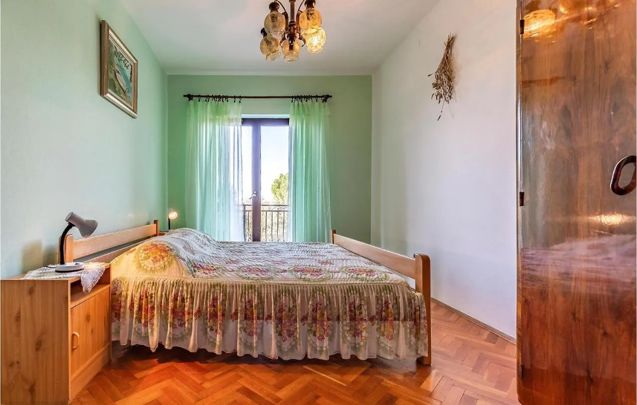 Gorgeous Apartment In Medulin With Kitchen