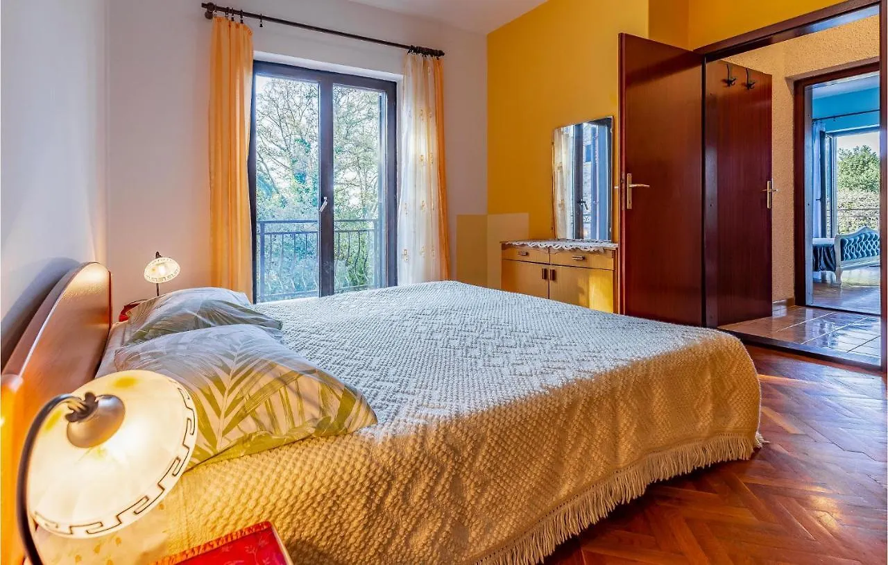 Gorgeous Apartment In Medulin With Kitchen