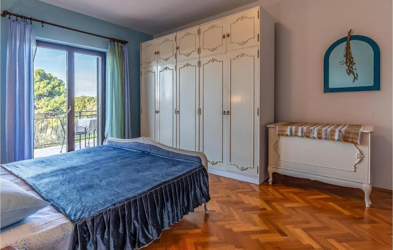 Gorgeous Apartment In Medulin With Kitchen