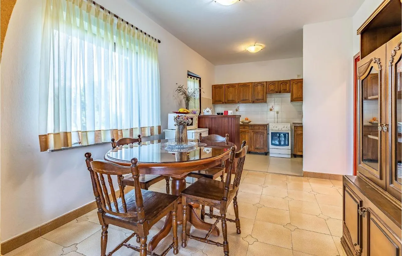 Gorgeous Apartment In Medulin With Kitchen